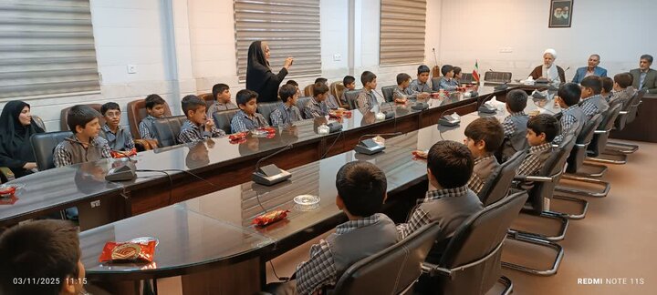 تصاویر/دیدار دانش آموزان مدرسه شاهد شهید پیران با امام جمعه ساوه