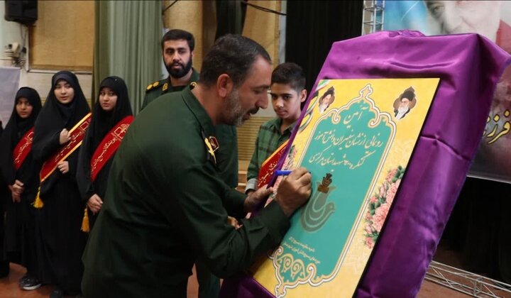 تصاویر/رونمایی از نشان سفیران دانش آموز کنگره ۶۲۰۰ شهید استان مرکزی