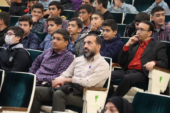 تصاویر/رونمایی از نشان سفیران دانش آموز کنگره ۶۲۰۰ شهید استان مرکزی