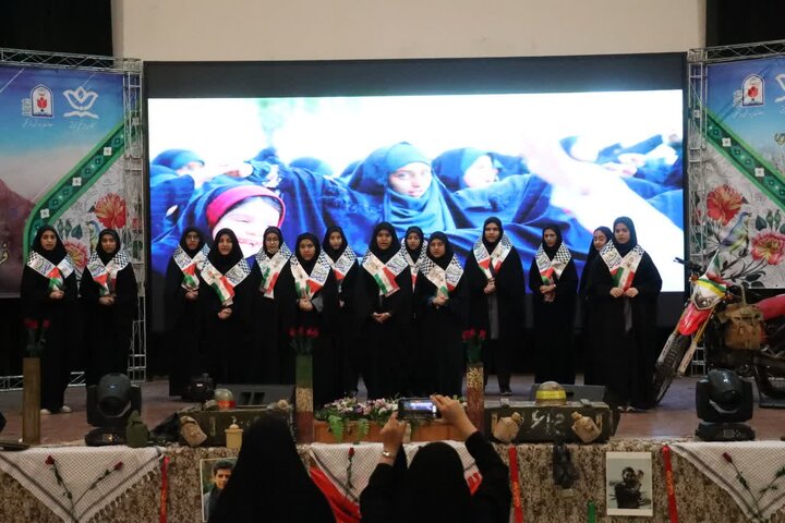 تصاویر/رونمایی از نشان سفیران دانش آموز کنگره ۶۲۰۰ شهید استان مرکزی