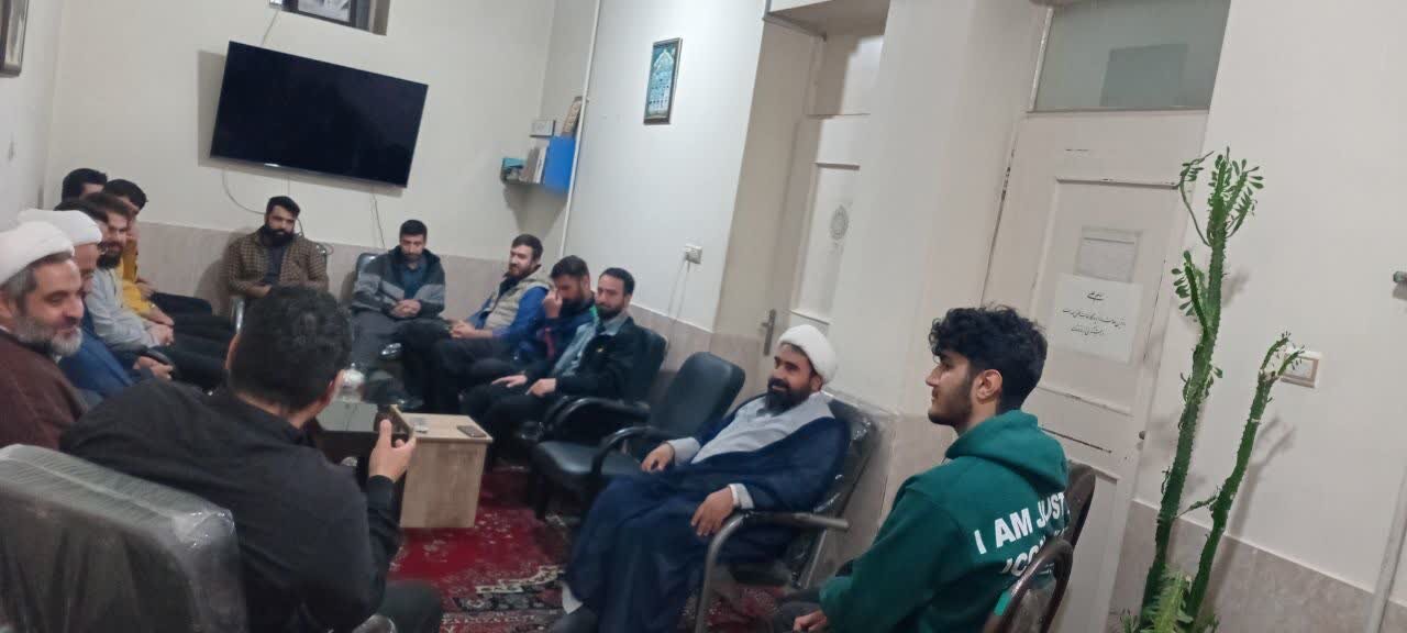 نشست مدیر مدرسه علمیه امام حسن مجتبی(ع) با طلاب خوابگاهی