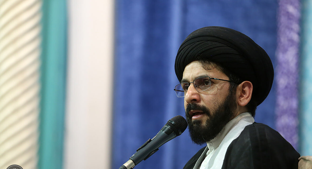 برخی برای افزایش دنبال کننده به نظام ناسزا می‌گویند