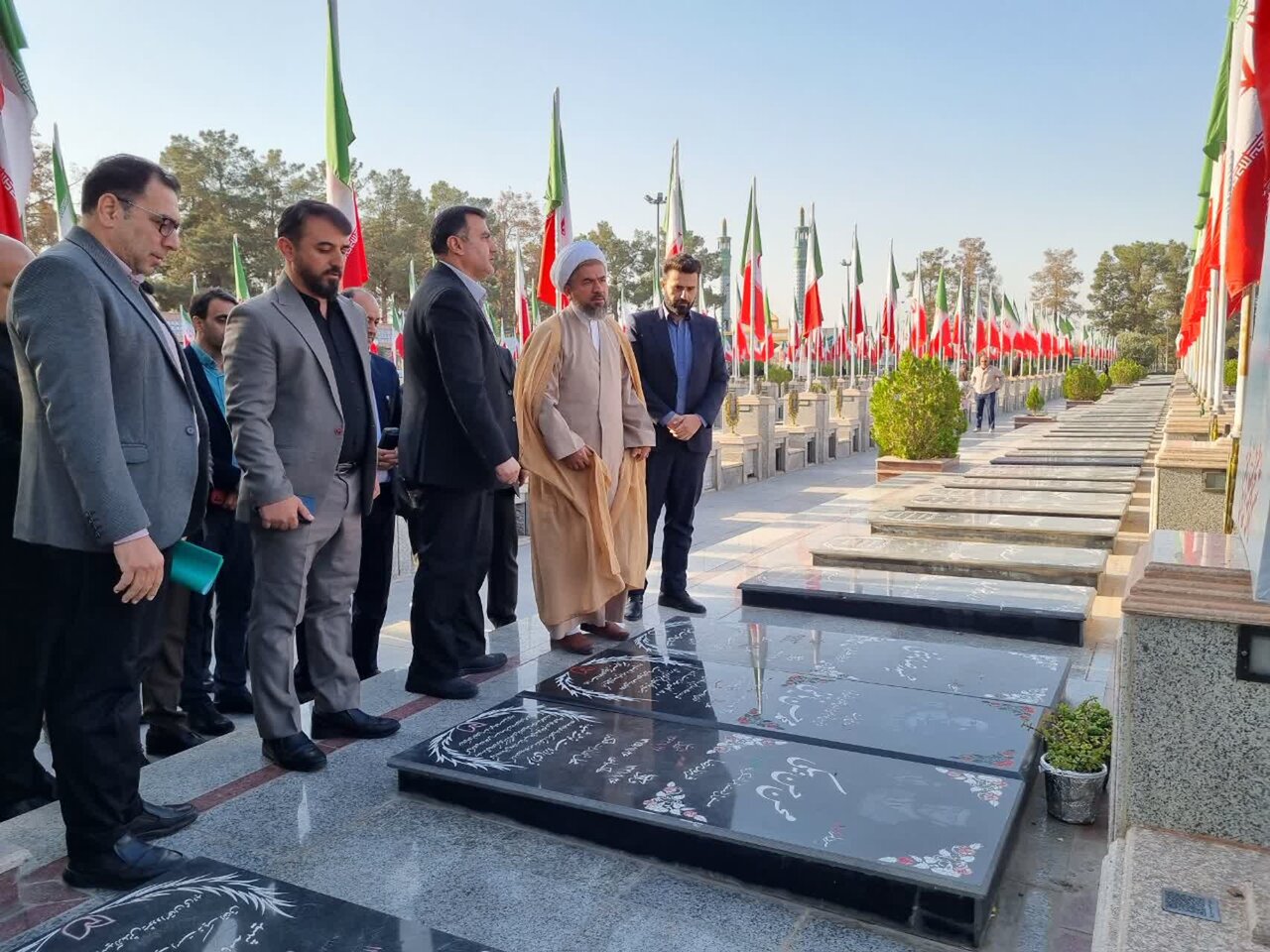 فرماندار کاشان و مدیران دستگاههای اجرایی با آرمانهای شهدا تجدید میثاق کردند+عکس