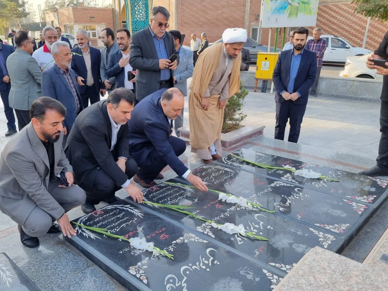 فرماندار کاشان و مدیران دستگاههای اجرایی با آرمانهای شهدا تجدید میثاق کردند+عکس