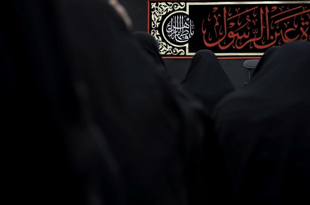 إحياءً لشهادة الزهراء (ع) .. الشؤون النسوية في العتبة العلويّة المقدَّسة تستضيف وفدًا نسويًا من العتبة الحسينية