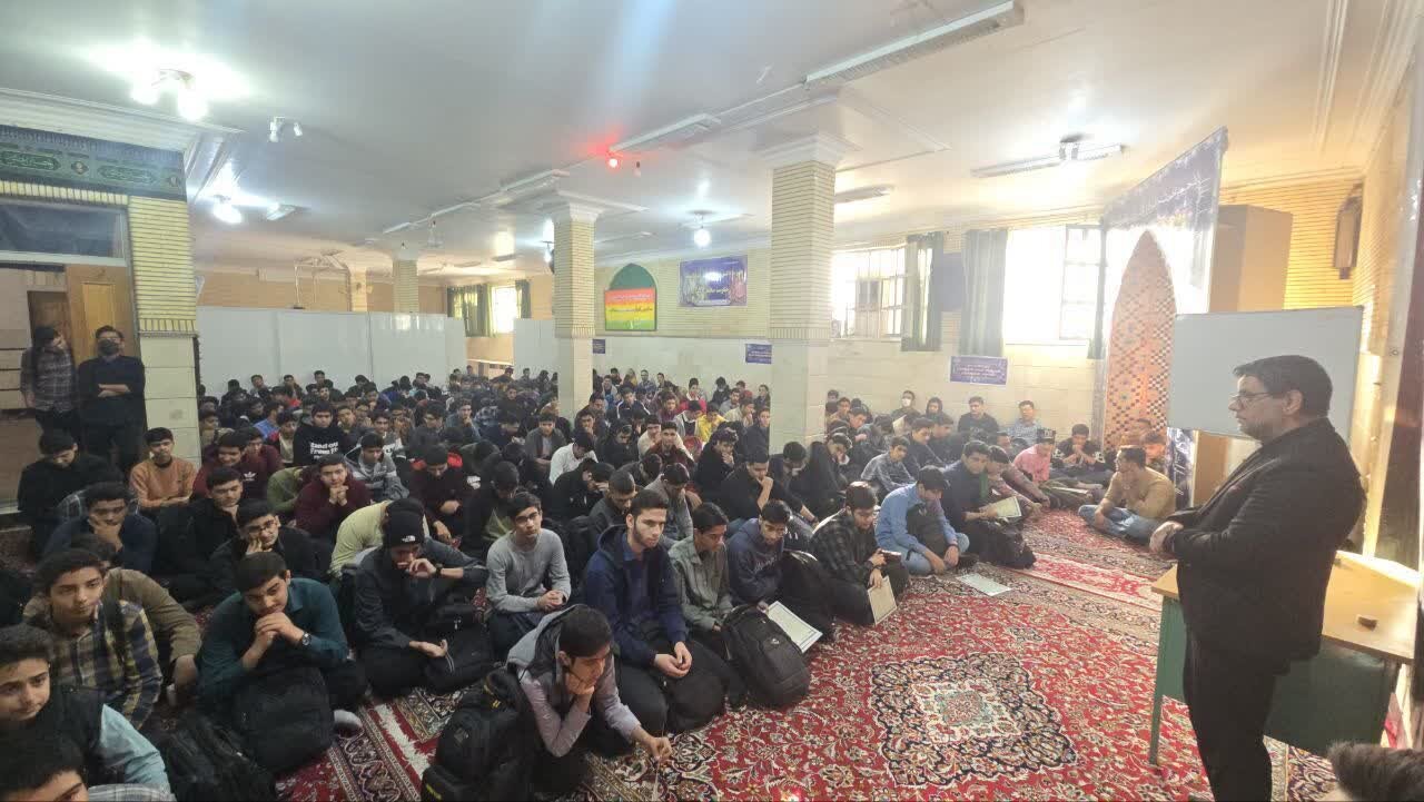 مراسم عزاداری شهادت حضرت زهرا(س) دردبیرستان محتشمی کاشان برگزار شد