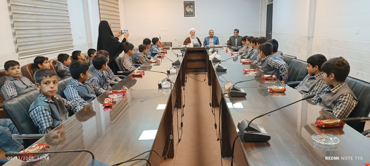 تصاویر/ دیدار دانش آموزان مدرسه شاهد شهید پیران با امام جمعه ساوه