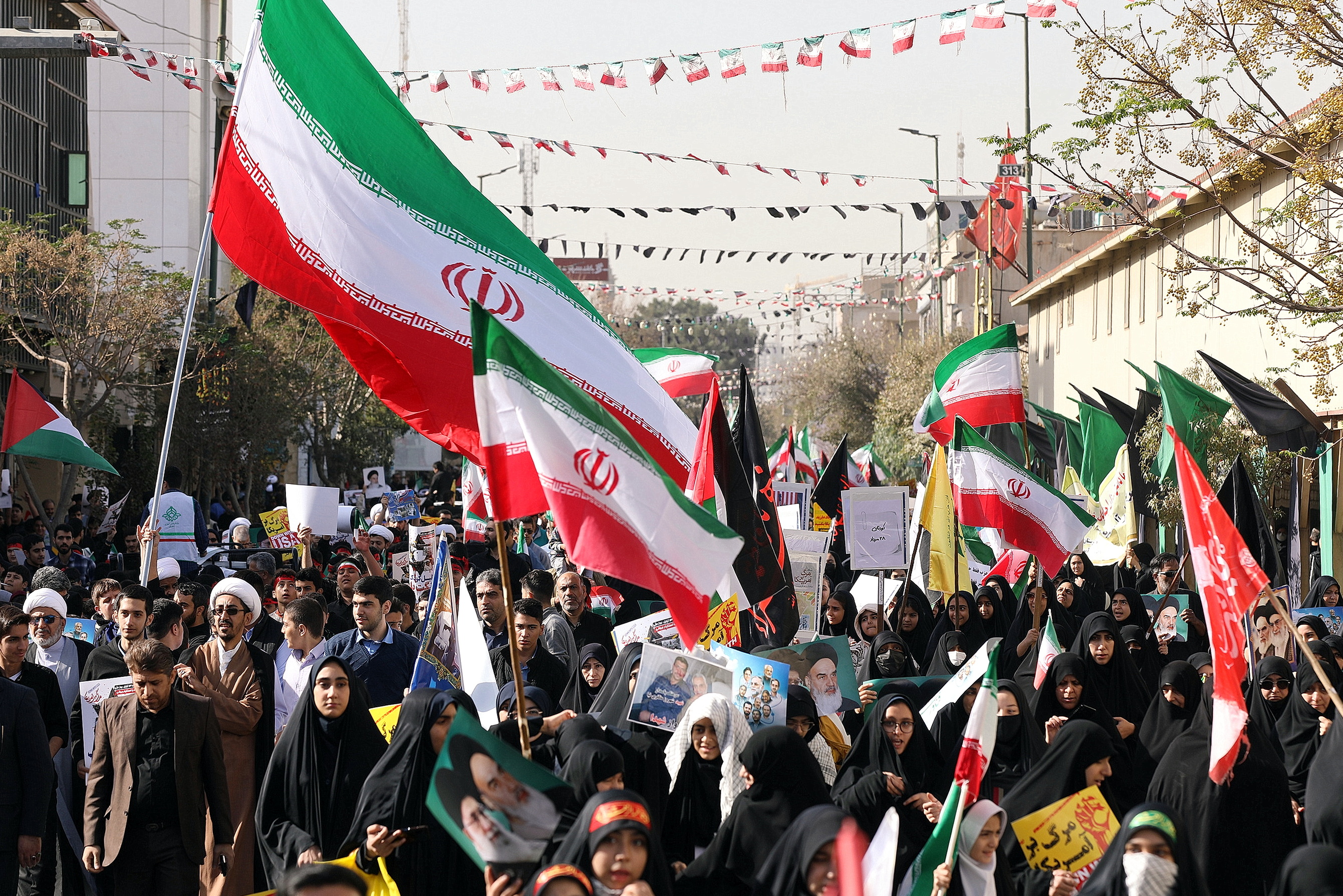 تصاویر/ قم المقدسہ میں یوم‌اللہ ۱۳ آبان کی عظیم الشان ریلی؛ عوام کی بھرپور شرکت