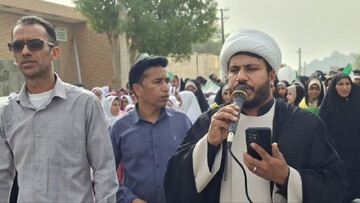 تصاویر/ اعلام انزجار طلاب و اساتید مدرسه علمیه حضرت امیرالمؤمنین (ع) سندرک در راهپیمایی سیزدهم آبان ماه