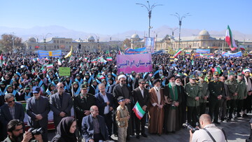 تصاویر/ حضور طلاب و روحانیون در راهپیمایی ۱۳ آبان همدان