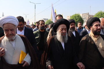 پوزه استکبار جهانی را به خاک می‌مالیم