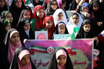 فیلم| حضور دانش آموزان اراکی در راهپیمایی ۱۳ آبان