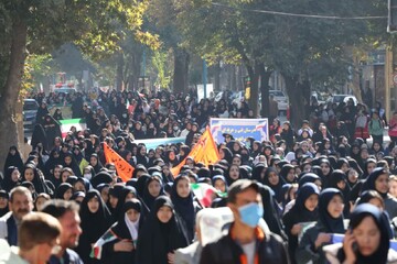 تصاویر/ راهپیمایی مردم بروجرد در یوم الله ۱۳ آبان