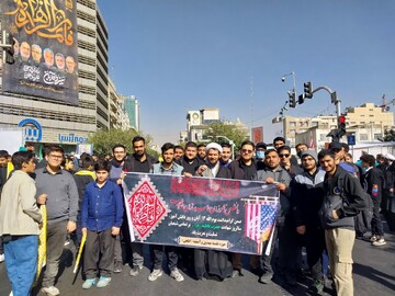 تصاویر/ حضور پرشور طلاب و روحانیون حوزه علمیه استان تهران در یوم الله ۱۳ آبان