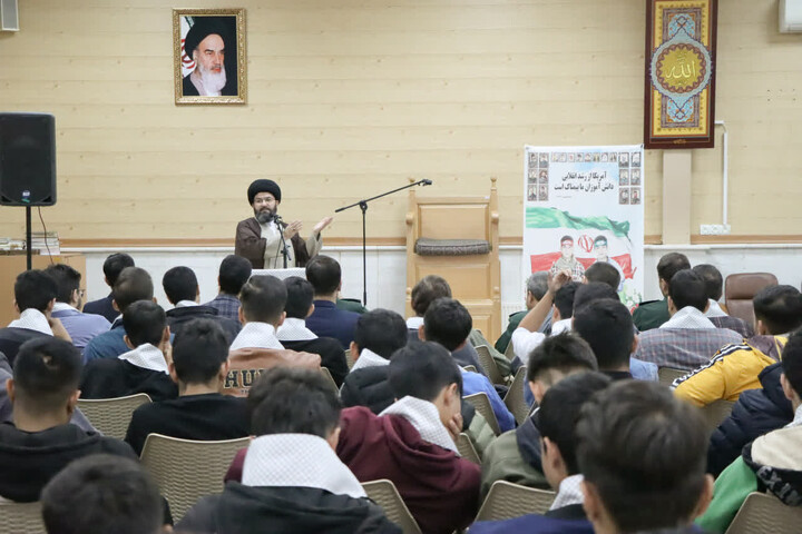 تصاویر /  دیدار امام جمعه زنجان با اعضای بسیج دانش آموزی شهرستان زنجان