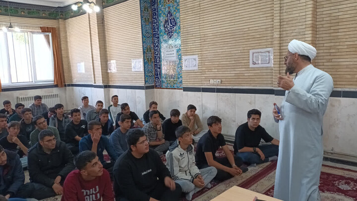 تصاویر /  نشست صمیمی امام‌جمعه شهرستان اهر با دانش‌آموزان دبیرستان نمونه دانش اهر