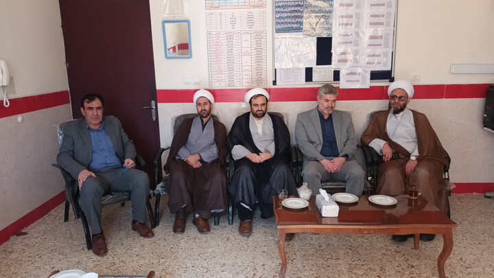 تصاویر /  نشست صمیمی امام‌جمعه شهرستان اهر با دانش‌آموزان دبیرستان نمونه دانش اهر