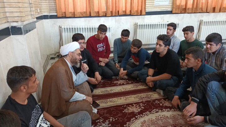 تصاویر /  نشست صمیمی امام‌جمعه شهرستان اهر با دانش‌آموزان دبیرستان نمونه دانش اهر