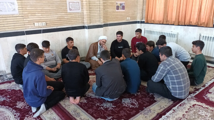 تصاویر /  نشست صمیمی امام‌جمعه شهرستان اهر با دانش‌آموزان دبیرستان نمونه دانش اهر