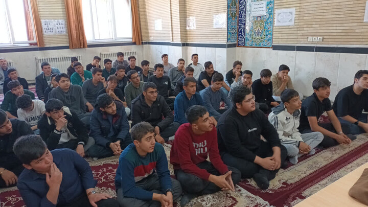 تصاویر /  نشست صمیمی امام‌جمعه شهرستان اهر با دانش‌آموزان دبیرستان نمونه دانش اهر