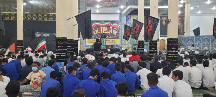 تصاویر / حضور طلاب و کادر مدرسه علمیه امام علی (ع) میناب در راهپیمایی سیزده آبان ماه