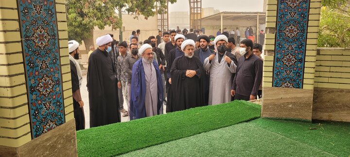 تصاویر / حضور طلاب و کادر مدرسه علمیه امام علی (ع) میناب در راهپیمایی سیزده آبان ماه