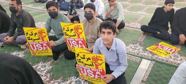 تصاویر / حضور طلاب و کادر مدرسه علمیه امام علی (ع) میناب در راهپیمایی سیزده آبان ماه