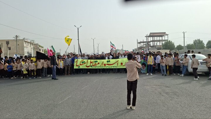 تصاویر/ اعلام انزجار طلاب و اساتید مدرسه علمیه حضرت امیرالمؤمنین (ع) سندرک در راهپیمایی سیزدهم آبان ماه