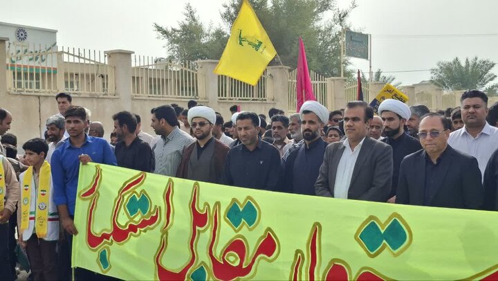 تصاویر/ اعلام انزجار طلاب و اساتید مدرسه علمیه حضرت امیرالمؤمنین (ع) سندرک در راهپیمایی سیزدهم آبان ماه