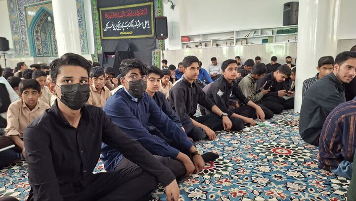 تصاویر/ اعلام انزجار طلاب و اساتید مدرسه علمیه حضرت امیرالمؤمنین (ع) سندرک در راهپیمایی سیزدهم آبان ماه