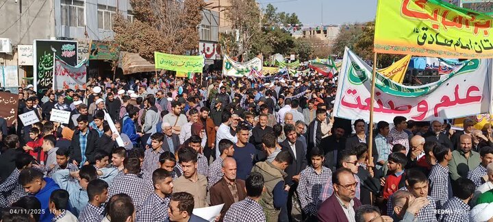 تصاویر/مراسم گرامیداشت ۱۳ آبان روز دانش آموز در ساوه