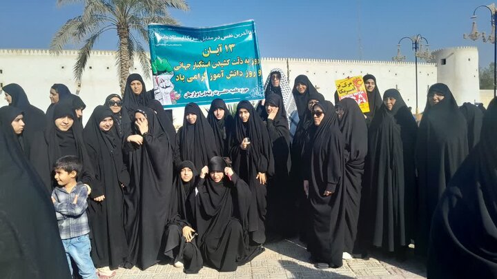 حضور طلاب مدرسه علمیه حضرت رقیه(س) برازجان در راهپیمایی یوم‌الله ۱۳ آبان
