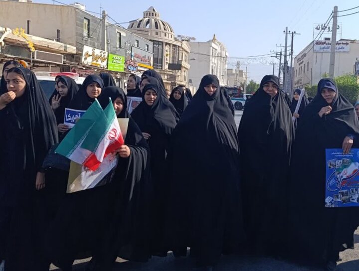 حضور طلاب مدرسه علمیه حضرت رقیه(س) برازجان در راهپیمایی یوم‌الله ۱۳ آبان
