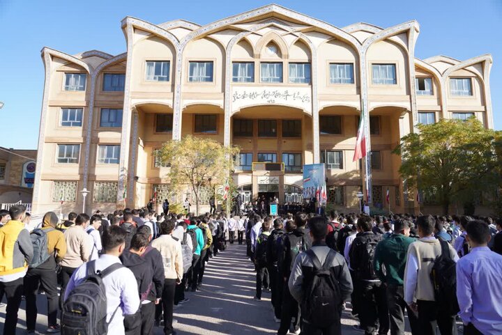 تصاویر/نواخته شدن زنگ استکبار ستیزی در مدرسه امیرکبیر خرم آباد