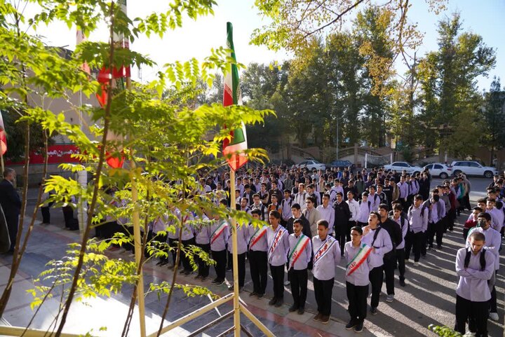 تصاویر/نواخته شدن زنگ استکبار ستیزی در مدرسه امیرکبیر خرم آباد