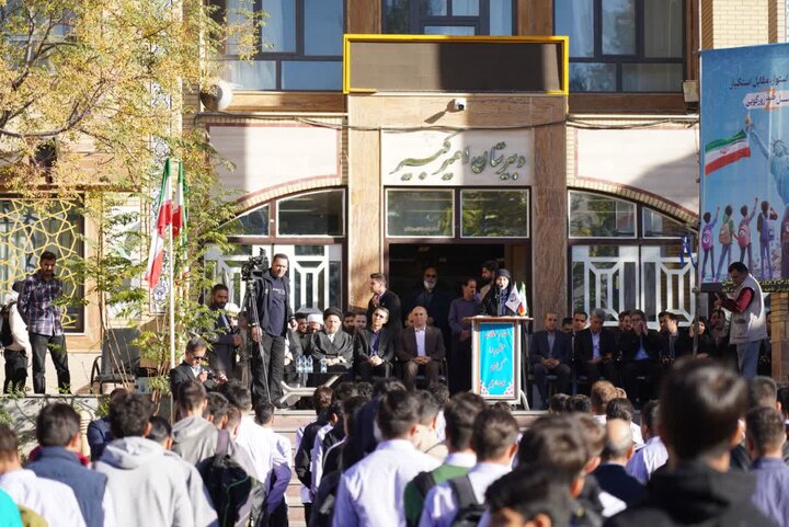 تصاویر/نواخته شدن زنگ استکبار ستیزی در مدرسه امیرکبیر خرم آباد