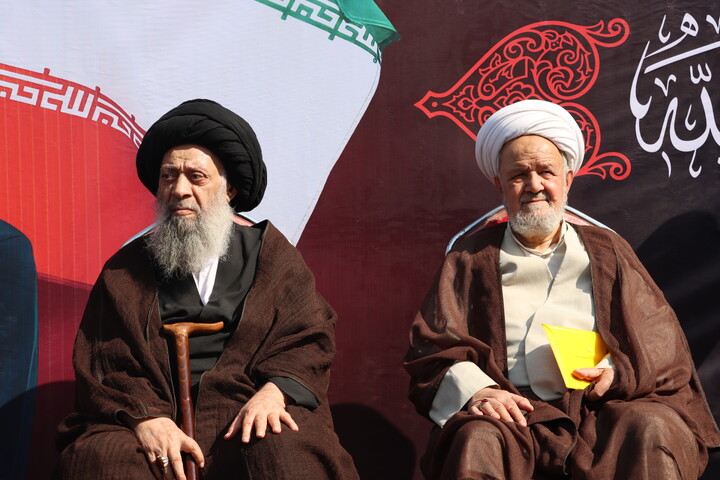 از راست؛ حجت‌الاسلام والمسلمین علی سعیدی شاهرودی، رئیس دفتر عقیدتی سیاسی فرماندهی معظّم کل قوا و آیت الله موسوی جزایری عضو مجلس خبرگان رهبری