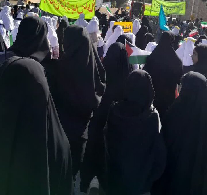 حضور مدیر و طلاب حوزه علمیه خواهران استان یزد در راهپیمایی یوم‌الله ۱۳ آبان