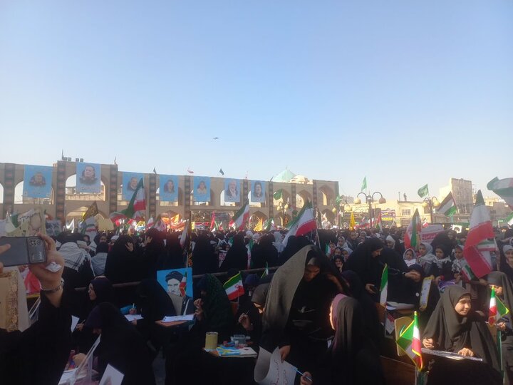 حضور مدیر و طلاب حوزه علمیه خواهران استان یزد در راهپیمایی یوم‌الله ۱۳ آبان