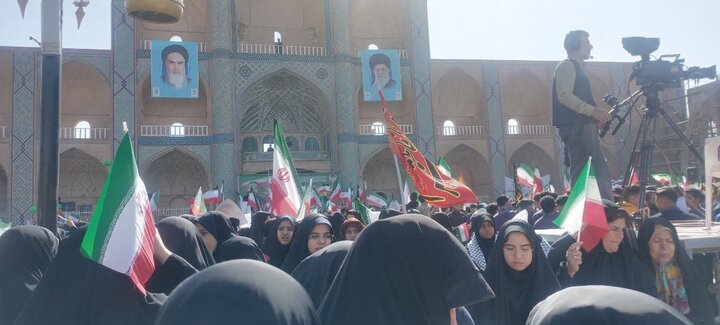 حضور مدیر و طلاب حوزه علمیه خواهران استان یزد در راهپیمایی یومالله ۱۳ آبان