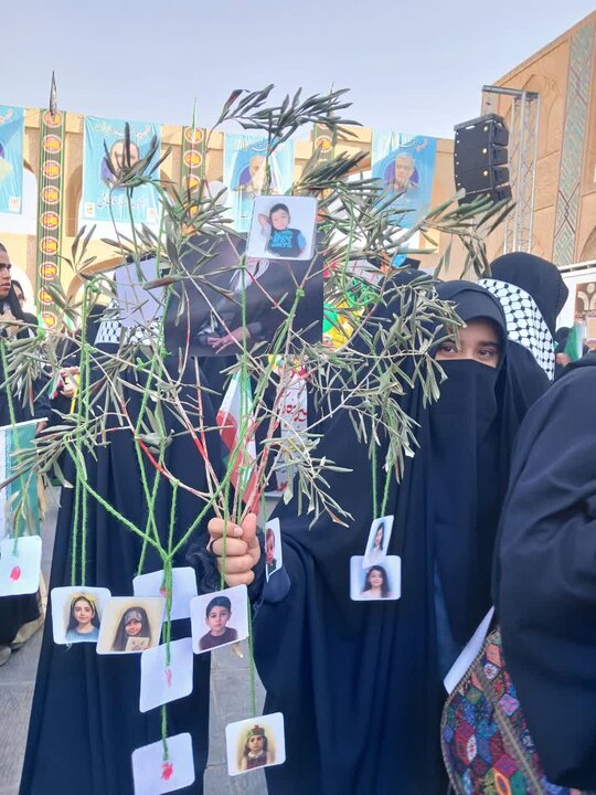 حضور مدیر و طلاب حوزه علمیه خواهران استان یزد در راهپیمایی یومالله ۱۳ آبان