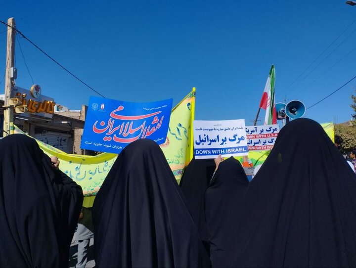 حضور مدیر و طلاب حوزه علمیه خواهران استان یزد در راهپیمایی یومالله ۱۳ آبان