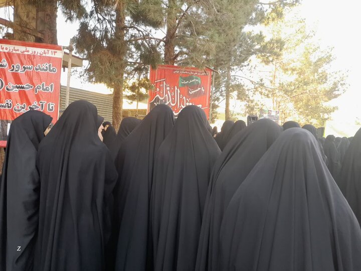حضور مدیر و طلاب حوزه علمیه خواهران استان یزد در راهپیمایی یومالله ۱۳ آبان
