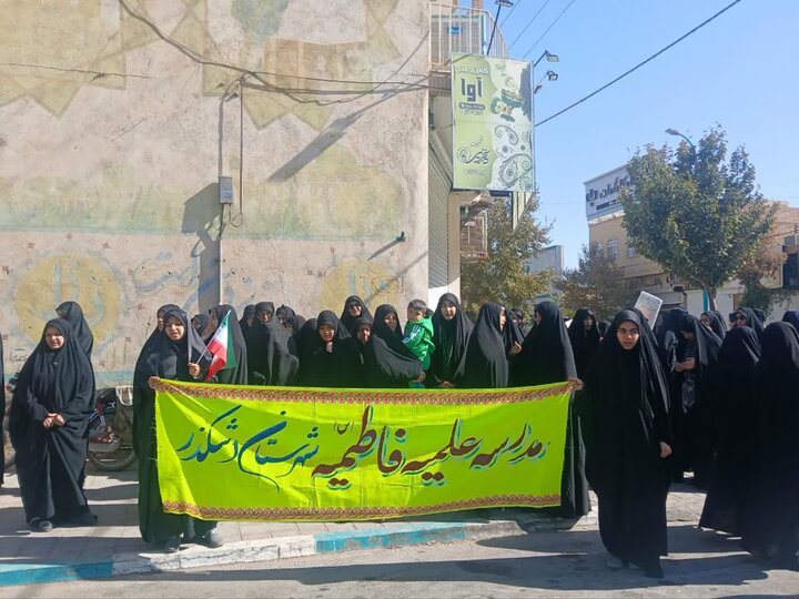 حضور مدیر و طلاب حوزه علمیه خواهران استان یزد در راهپیمایی یوم‌الله ۱۳ آبان