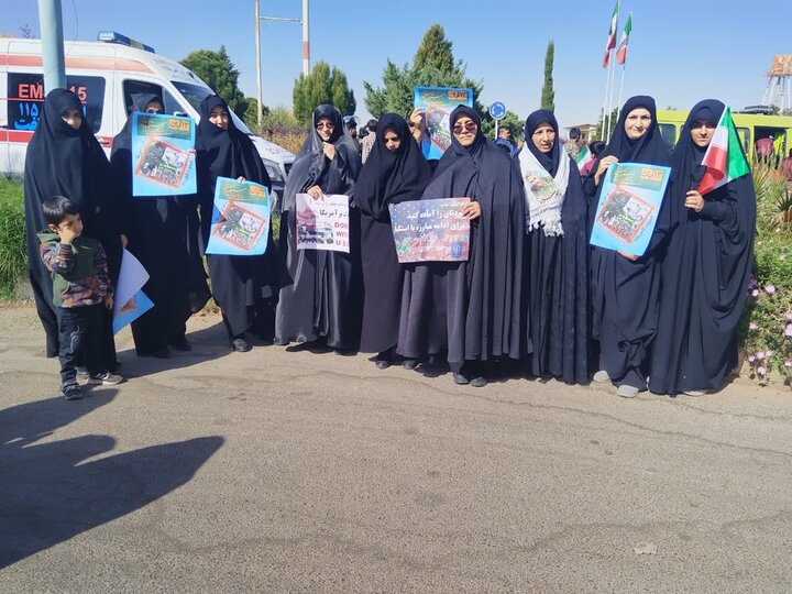 حضور مدیر و طلاب حوزه علمیه خواهران استان یزد در راهپیمایی یومالله ۱۳ آبان
