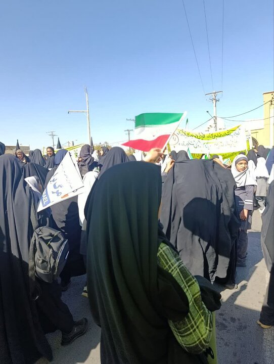 حضور مدیر و طلاب حوزه علمیه خواهران استان یزد در راهپیمایی یوم‌الله ۱۳ آبان