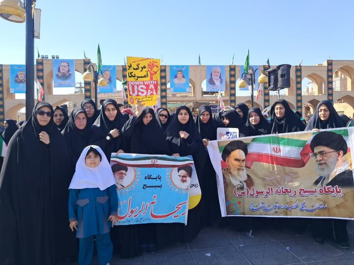 حضور مدیر و طلاب حوزه علمیه خواهران استان یزد در راهپیمایی یومالله ۱۳ آبان