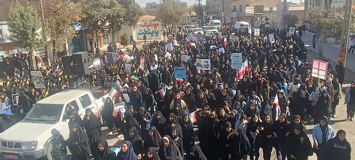 راهپیمایی روز دانش آموز و بزرگداشت ۱۳ آبان در شهر بردسیر