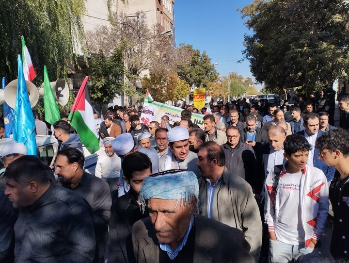 حضور مردم بوکان در راهپیمایی ۱۳ آبان
