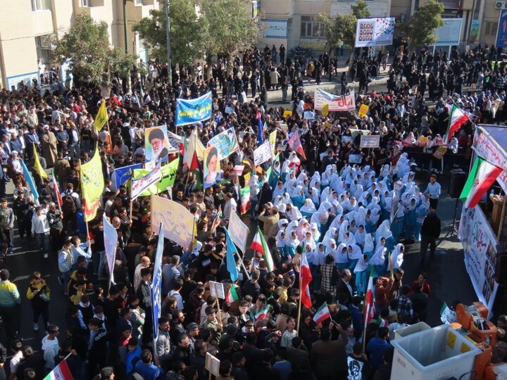 حضور مردم بوکان در راهپیمایی ۱۳ آبان
